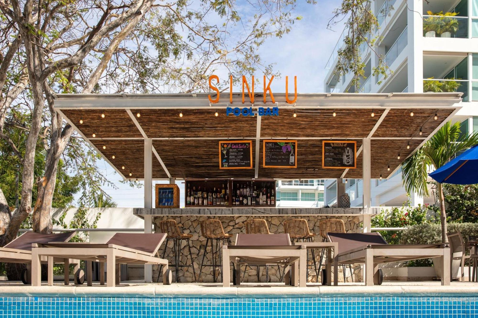 Santa Marta Marriott Resort Playa Dormida Dış mekan fotoğraf The pool bar at the hotel